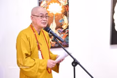 越南佛教教会中央文化部常务副主任释明贤上座发表讲话。图自越通社