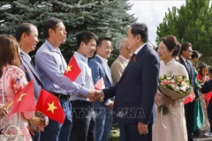 越南国会主席陈青敏偕夫人及越南高级代表团在瑞士日内瓦会见了越南常驻联合国和各国际组织代表团工作人员、驻瑞士大使馆干部以及旅瑞越南人社群代表。图自越通社