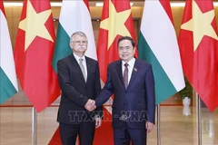 越南国会主席陈青敏与匈牙利国会主席格维尔·拉斯洛。图自越通社
