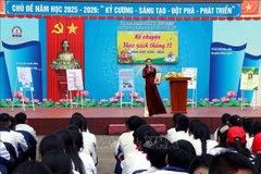 在河静省仙田乡成美初级中学举行的课外活动——朗读《金云翘传》。图自越通社 