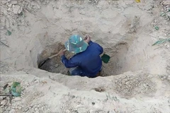 K53工作队组织开挖并发掘出两具烈士遗骸。图自越通社