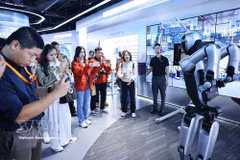 代表参观了解UBTECH公司人形机器人研发情况。图自越通社