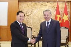 越共中央总书记苏林和老挝党中央书记处书记、中央办公厅主任通沙立。图自越通社
