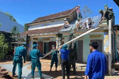 Lực lượng xung kích xã Tây Hồ (Đà Nẵng) giúp dân sửa chữa nhà bị tốc mái. Nguồn baochinhphu.vn 岘港市西湖乡突击队帮助居民修复被掀翻屋顶的房屋。图自baochinhphu.vn