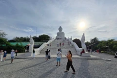 游客在泰国普吉岛Nakkerd山顶朝拜大佛。图自越通社Du khách chiêm bái Tượng Phật Big Buddha trên đỉnh đồi Nakkerd ở Phuket (Thái Lan). (Ảnh: TTXVN phát) 