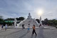 游客在泰国普吉岛Nakkerd山顶朝拜大佛。图自越通社Du khách chiêm bái Tượng Phật Big Buddha trên đỉnh đồi Nakkerd ở Phuket (Thái Lan). (Ảnh: TTXVN phát) 