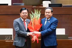 国会主席陈青敏向新任内务部部长阮进海赠送鲜花表示祝贺。图自越通社