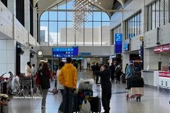 2026年3月7日，阿联酋迪拜国际机场的旅客。图自越通社