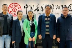 越南音乐版权保护中心主任丁忠谨（右二）出席于2025年10月在中国北京举行的国际作者和作曲协会联合会会议。图自《人民报》 