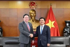 越南工贸部部长、政府对美互惠贸易协定谈判代表团团长阮鸿延同美国驻越南大使马克·纳珀。图自越通社