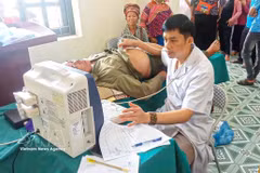 奠边省南歌（Nậm Kè）乡卫生站干部为民众进行巡诊和健康护理。图自越通社