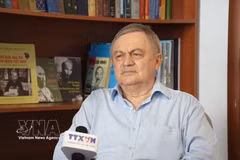 俄罗斯科学院东方学研究所阿纳托利·索科洛夫博士接受越通社记者的采访。图自越通社
