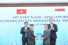在会议上，两位部长还共同见证了三项合作协议的签署。图自越通社