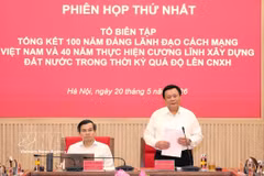 中央理论委员会主席，总结指导委员会副主任，编委会主任阮春胜发表讲话。图自越通社