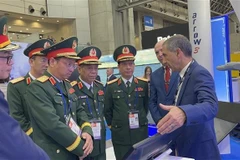 越南国防部代表团参观了在2025年日本军警防务展览会上展出的新技术产品。图自越通社