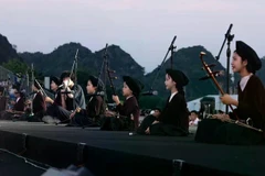 宁平省安莫县安峰乡何氏求盲人曲俱乐部的表演。图自越通社。