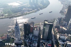 胡志明市中心西贡河畔的金融大楼。图自越通社
