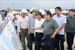 范明政总理视察广治机场建设项目。图自越通社