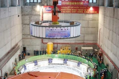 和平水电站扩建工程2号机组转子成功吊装。图自越通社