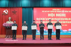 同奈市军事指挥部向2019-2025年阶段在建设边境民兵哨所中成绩优异的5个集体颁发奖状。图自越通社