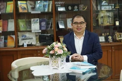马来亚大学的阿旺·阿兹曼·阿旺·帕威教授。图自越通社