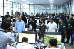 柬埔寨桔井省职能部门突袭了位于斯努县的一处被用作网络诈骗中心的地点,逮捕了300多名外国人。图自越通社