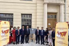 越南驻法国大使出席马赛报广场胡志明主席纪念牌匾换发仪式。图自越通社