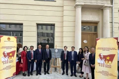 越南驻法国大使出席马赛报广场胡志明主席纪念牌匾换发仪式。图自越通社