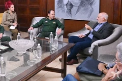 越南《人民军队报》总编辑段春部少将与古巴记者协会主席里卡多·荣基略·贝略进行交谈。图自《人民军队报》