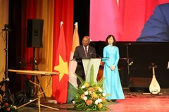 科特迪瓦外交、非洲一体化与海外侨胞部秘书长埃瓦里斯特·科菲·亚皮发表讲话。图自越通社