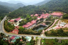 安子竹林禅院位于广宁省安子名胜历史遗迹区的安子山上,是陈仁宗皇帝选择修行之地。该寺原是一座规模宏大的古刹,但随着岁月流逝,多数建筑已毁,仅留部分遗迹于地表。2002年,竹林禅院得以重建。图自越通社
