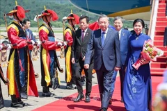 苏林总书记和夫人抵达首尔,开始对韩国进行国事访问。图自越通社