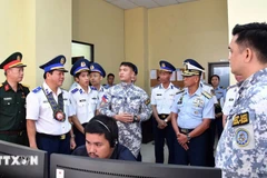 越南海警二区司令部21号海团8002号海警船于10月初对菲律宾海岸警卫队进行工作访问。图自越通社