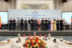 政府副总理、外交部长裴青山与各位代表合影。图自越通社
