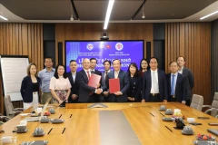 黎友双少将与VBUK主席黄越芳签署了合作备忘录。图自越通社