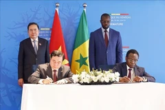 越南国会主席陈青敏与塞内加尔总理乌斯曼·松科（Ousmane Sonko）共同见证越南工贸部与塞内加尔工贸部签署大米贸易谅解备忘录。图自越通社