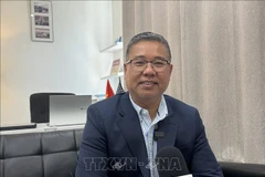  美国DMV地区企业家与爱国人士俱乐部主任加里·青阮接受越通社记者的采访。图自越通社