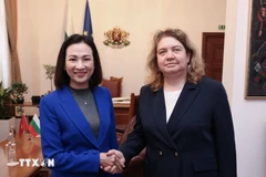 越南驻保加利亚大使阮氏明月和保加利亚国会主席娜塔莉娅·基塞洛娃。图自越通社