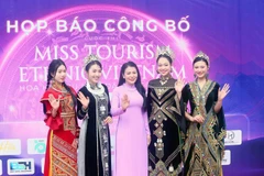组委会代表与多位佳丽共同启动2025年越南民族旅游小姐大赛。图自越通社