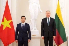 越南驻波兰兼驻立陶宛特命全权大使何黄海（左）。图自越通社