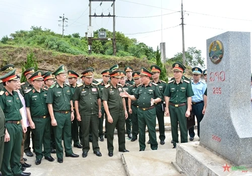 两国国防部工作团视察龙萨口岸地区。图自人民军队报