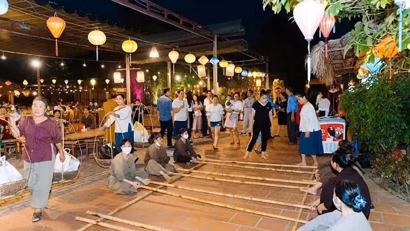 游客观看《北部精华》实景剧时还可以体验民间游戏。图自互联网