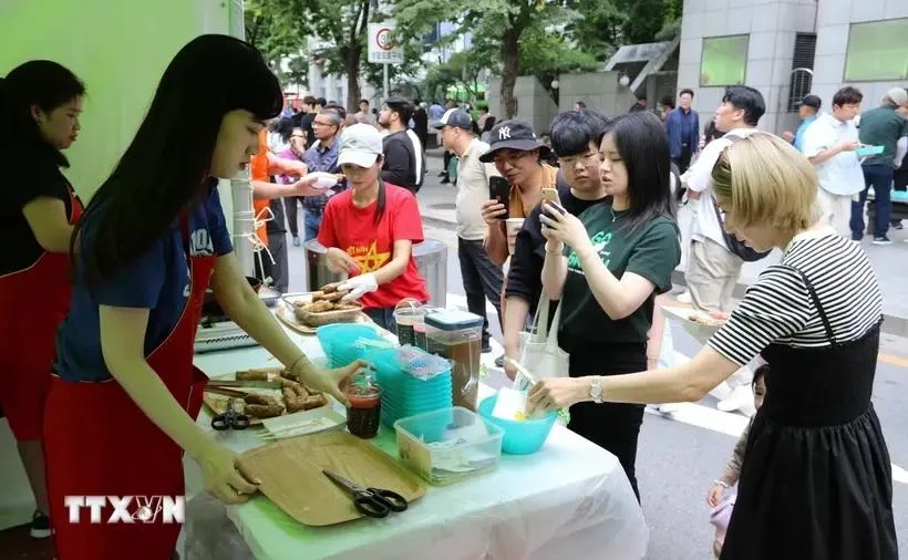 越南美食吸引韩国游客。图自越通社