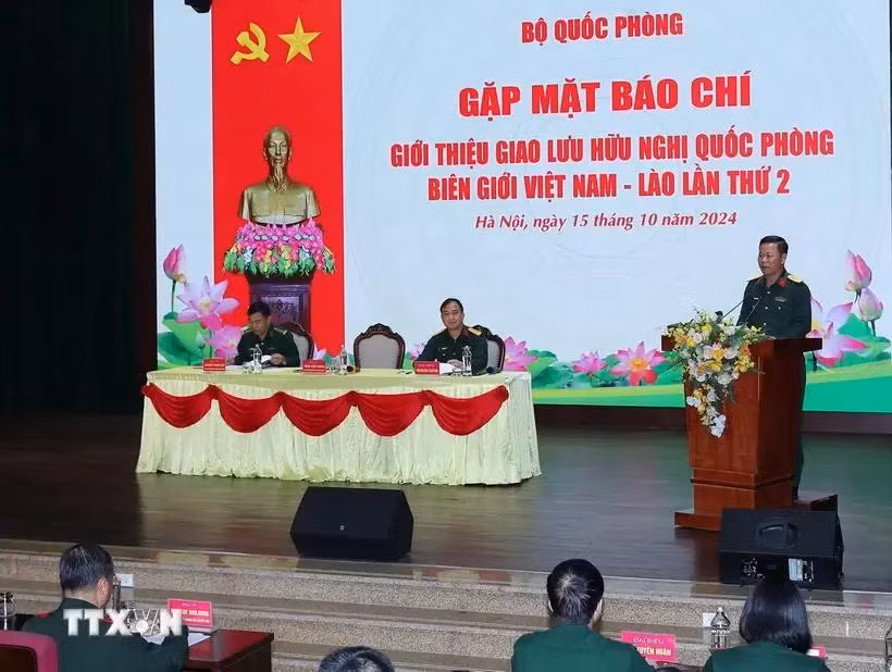 越南人民军总政治局宣训局副局长松文青大校发表讲话。图自越通社