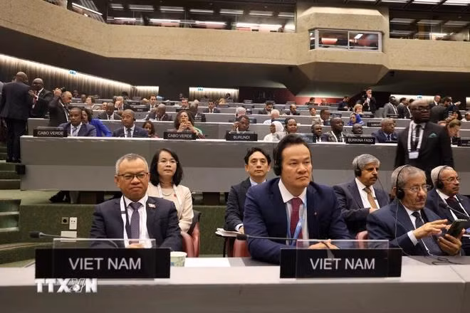 越南国会代表团团长阮孟进（左）和越南常驻联合国、世界贸易组织（WTO）和在瑞士日内瓦其他国际组织代表团团长梅潘勇大使。图自越通社