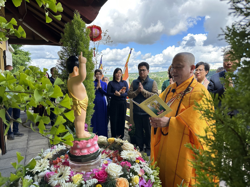 法国竹林禅寺举办佛历2568年佛诞大典 