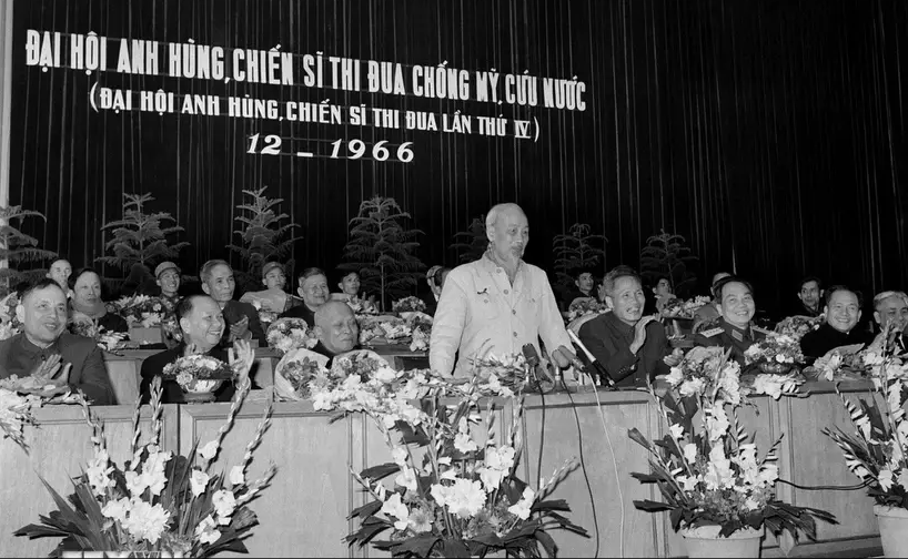1966年12月，胡志明主席在河内抗美救国英雄战士大会上发表讲话。图自越通社