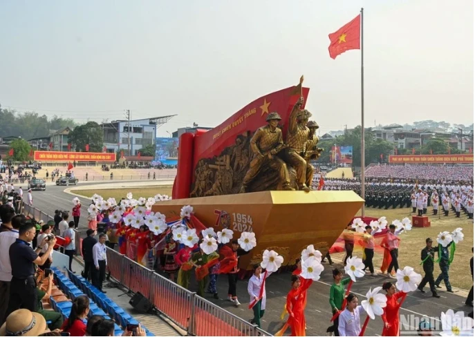 2024年5月5日，模型车在庆祝奠边府历史性胜利70周年总检阅上开过舞台。图自越通社