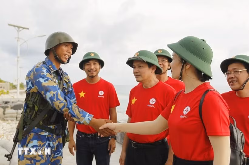 第14工作代表团探访长沙岛县军民和海上DK1高脚屋。图自越通社