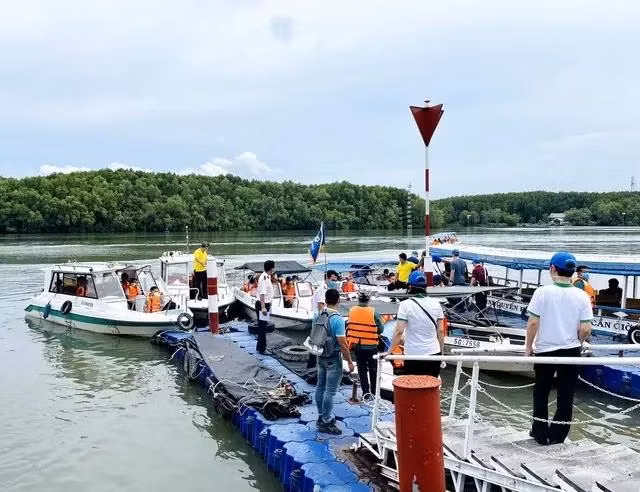 河流体验游受到胡志明市居民和游客的欢迎。图自越通社